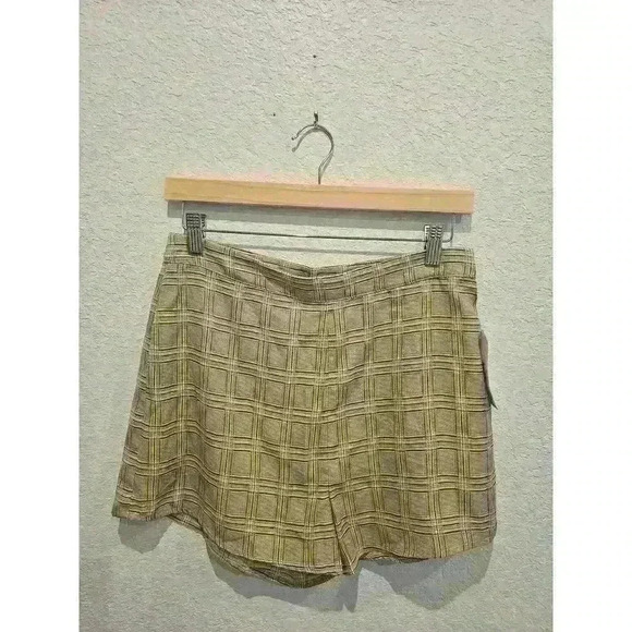 Sadie and Sage tan Shorts. Made in USA. Size. Nwt size medium - Picture 3 of 3
